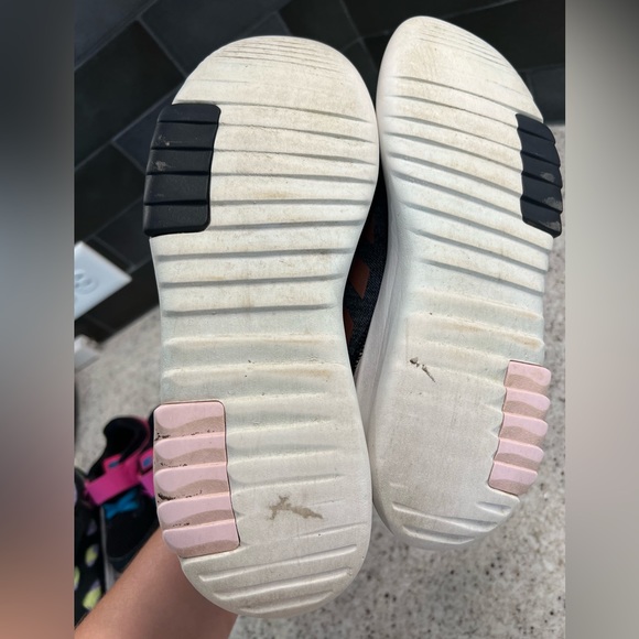 Girls Adidas Cloud Foam Shoes Size 4.5 - Picture 2 of 8